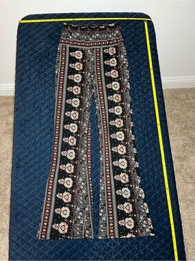 shosho Black Wide-Leg Floral Border Pants